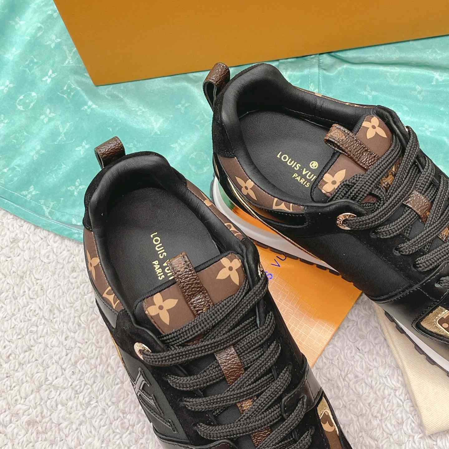 Louis Vuitton Run Away Sneaker      1AAP3D - DesignerGu