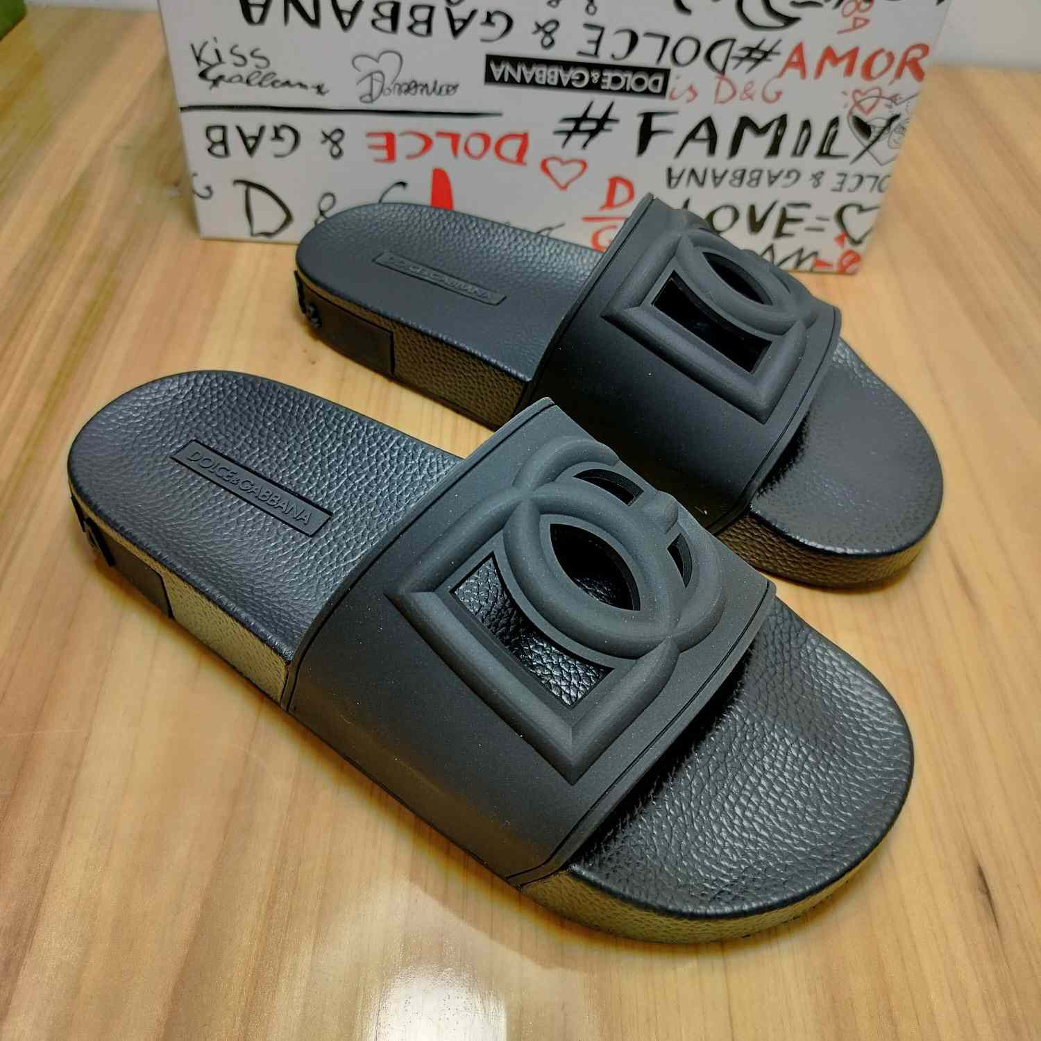 Dolce & Gabbana Rubber Beachwear Slides With DG Millennials Logo - DesignerGu