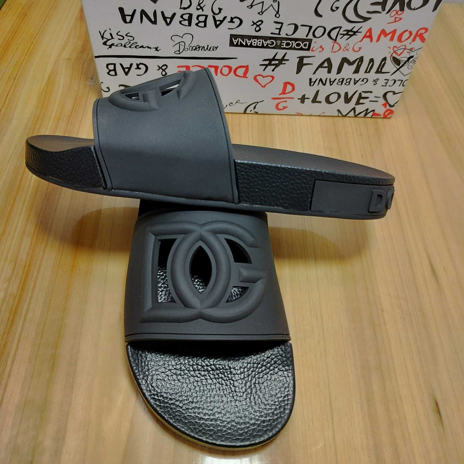 Dolce & Gabbana Rubber Beachwear Slides With DG Millennials Logo - DesignerGu