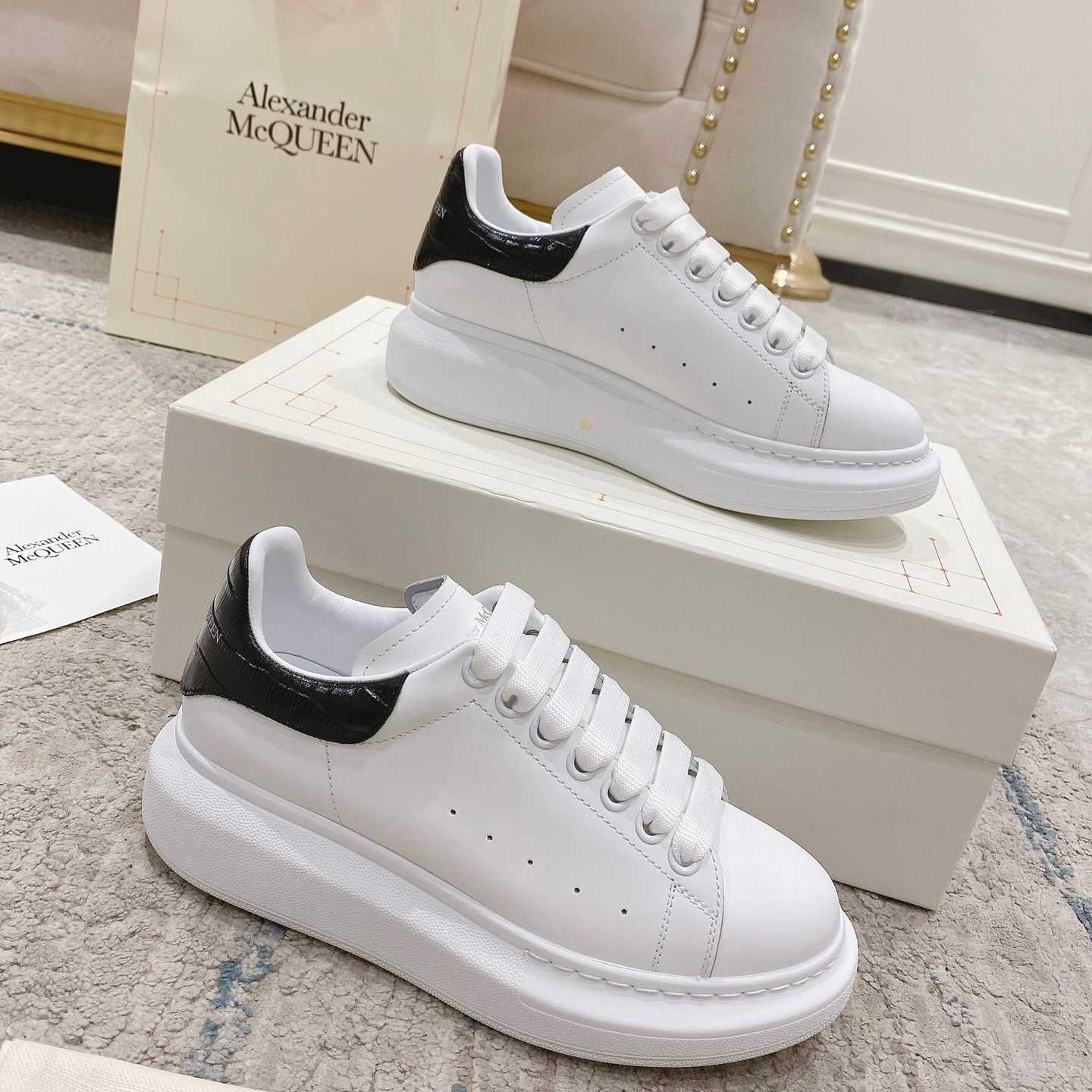 Alexander Mqueen Oversized Sneaker In White/Black - DesignerGu