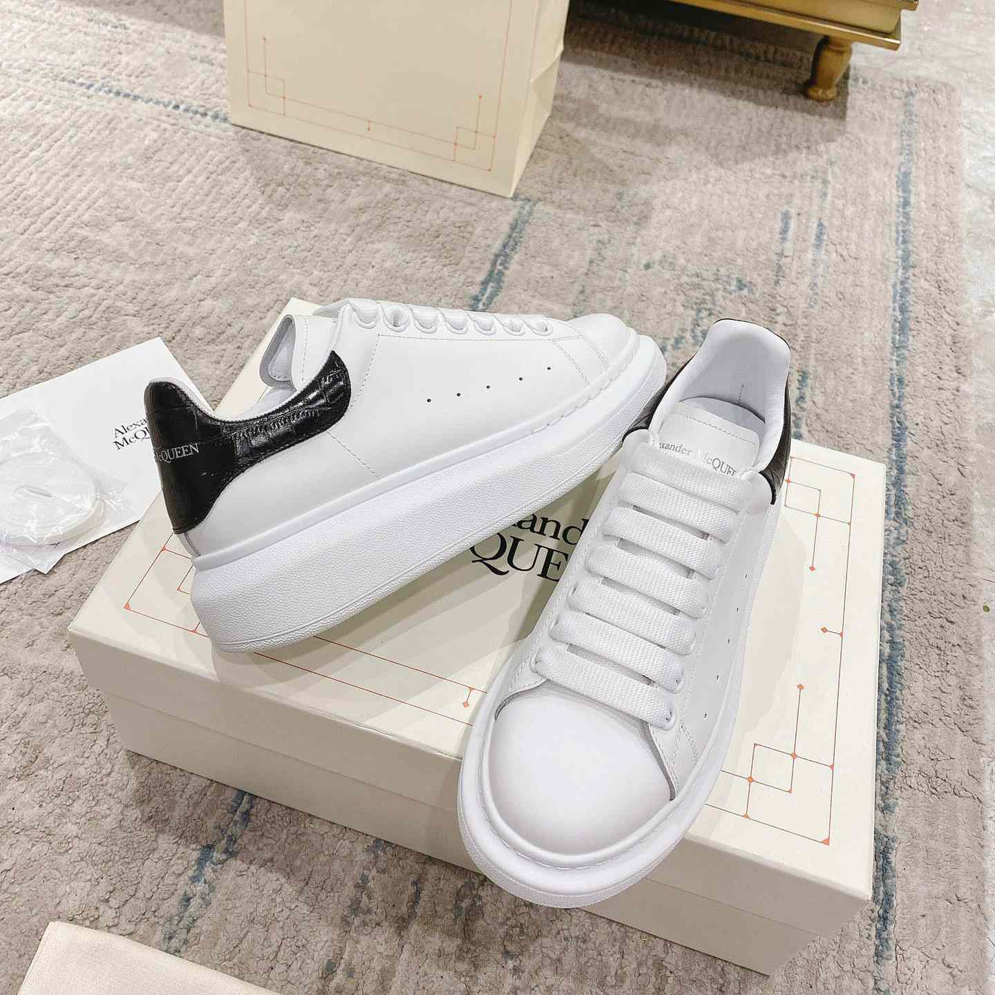 Alexander Mqueen Oversized Sneaker In White/Black - DesignerGu