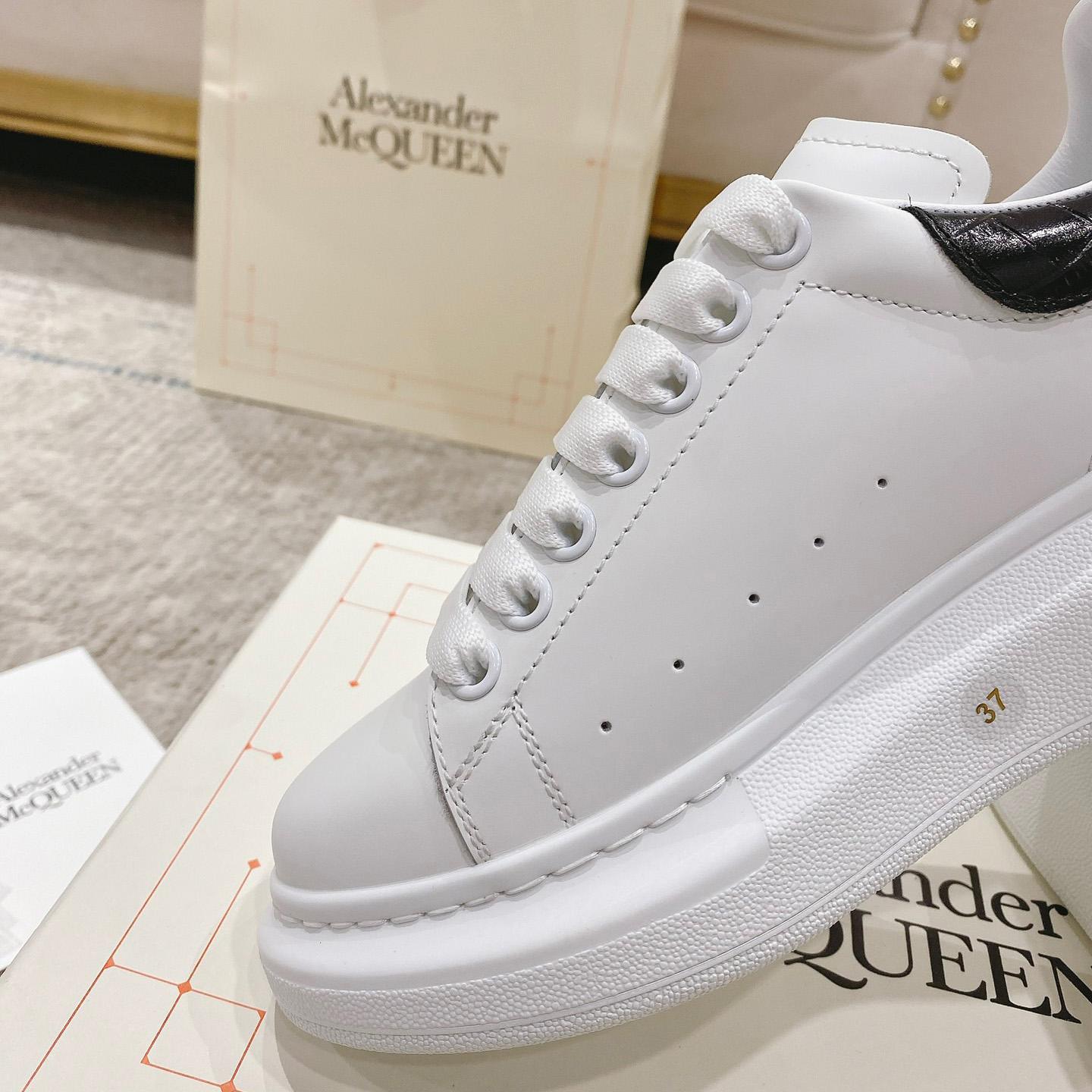 Alexander Mqueen Oversized Sneaker In White/Black - DesignerGu