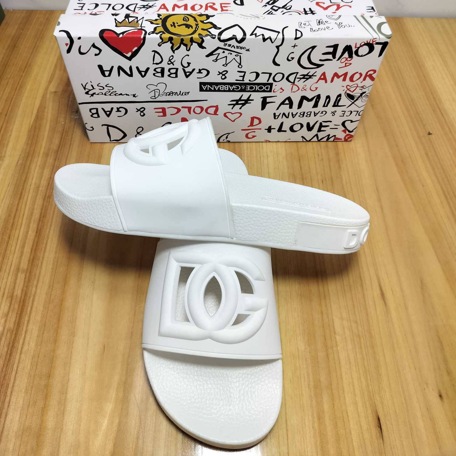 Dolce & Gabbana Rubber Beachwear Slides With DG Millennials Logo - DesignerGu