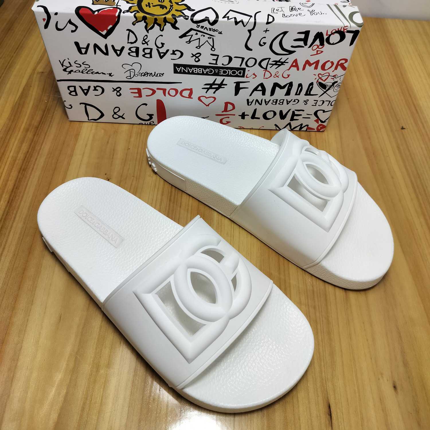 Dolce & Gabbana Rubber Beachwear Slides With DG Millennials Logo - DesignerGu