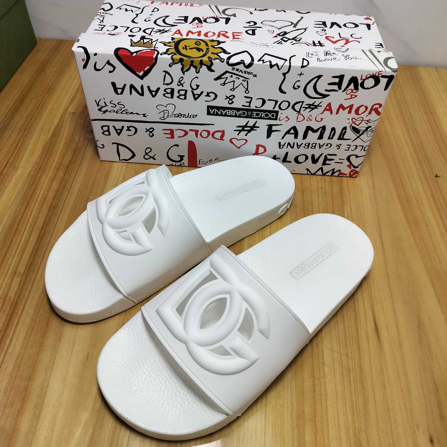 Dolce & Gabbana Rubber Beachwear Slides With DG Millennials Logo - DesignerGu