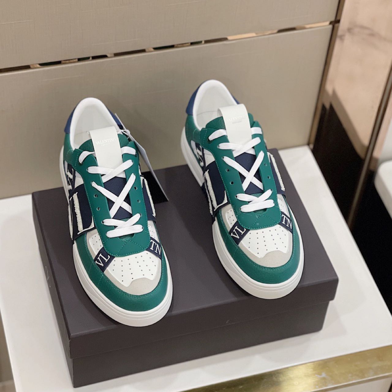 Valenti Garavani VL7N Low-Top Sneakers - DesignerGu