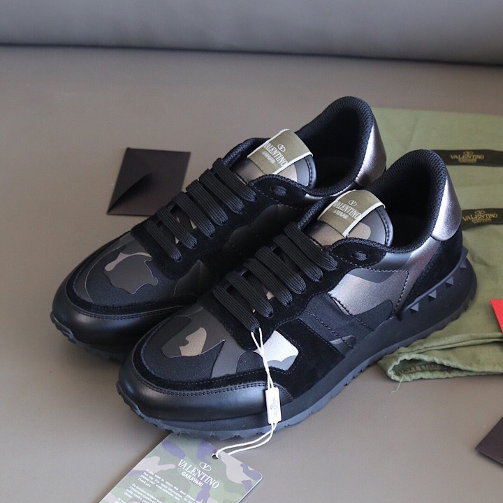 Valenti Garavani Black Rockrunner Sneakers - DesignerGu