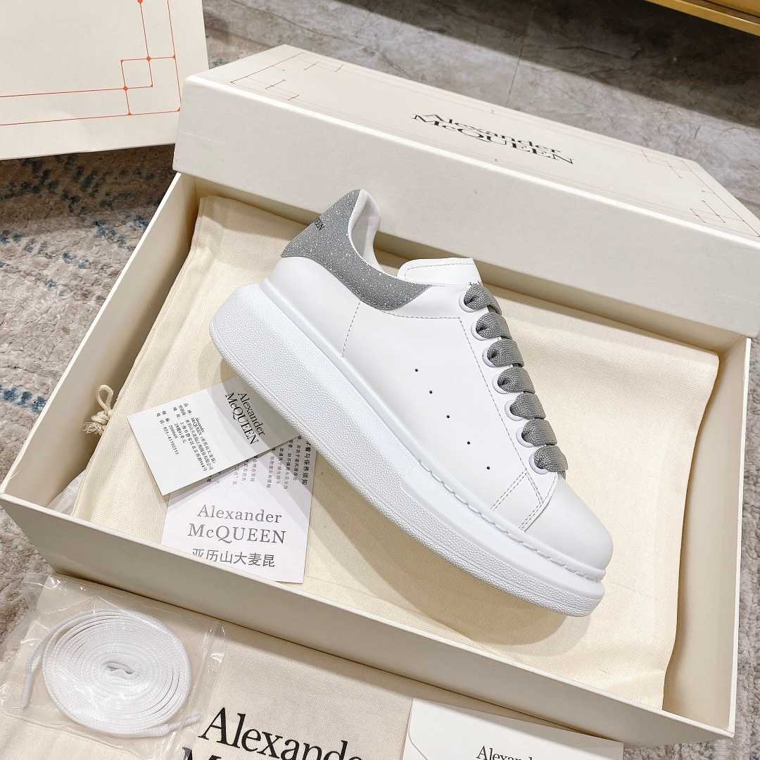 Alexander Mqueen Oversized Sneaker In White - DesignerGu