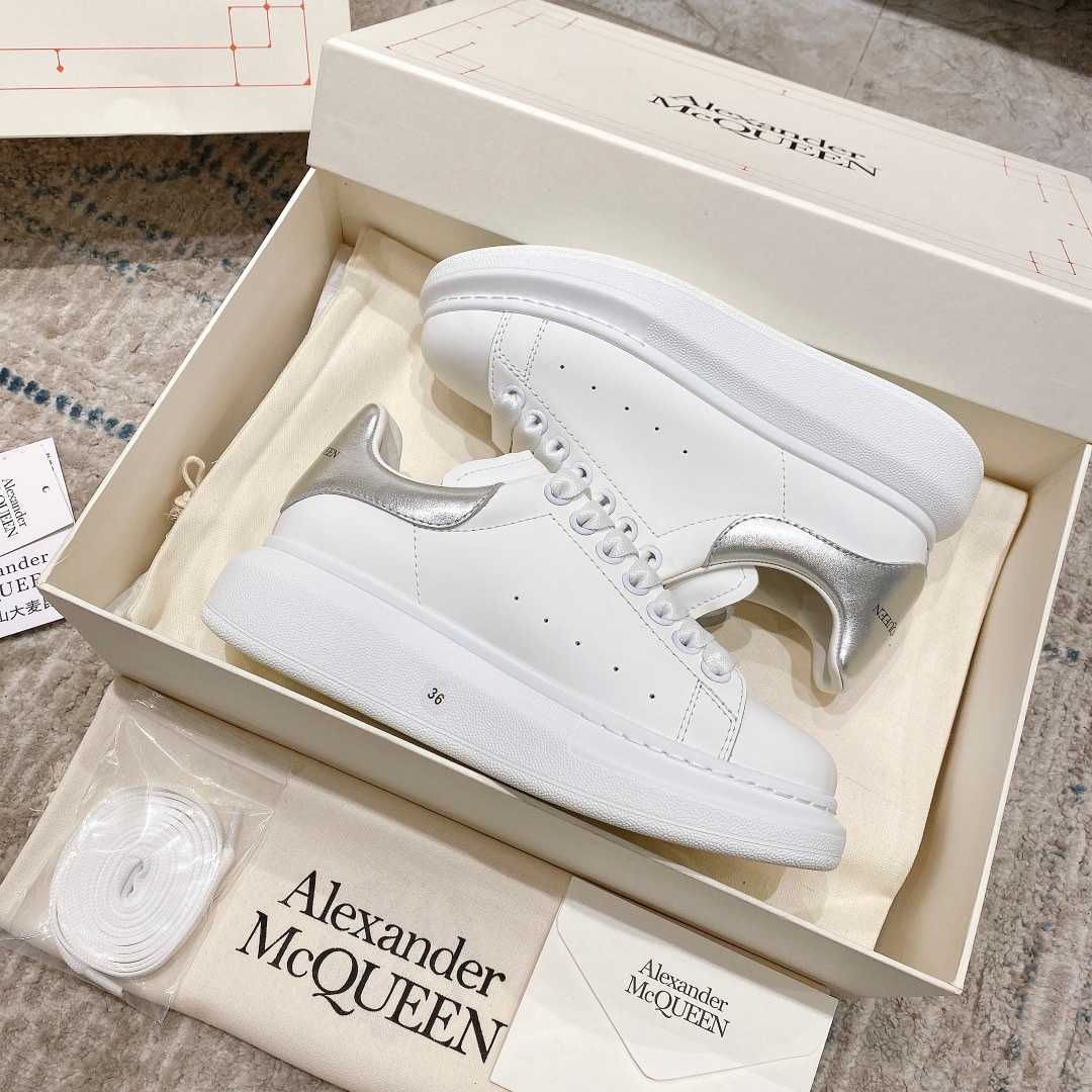 Alexander Mqueen Oversized Sneaker In White - DesignerGu