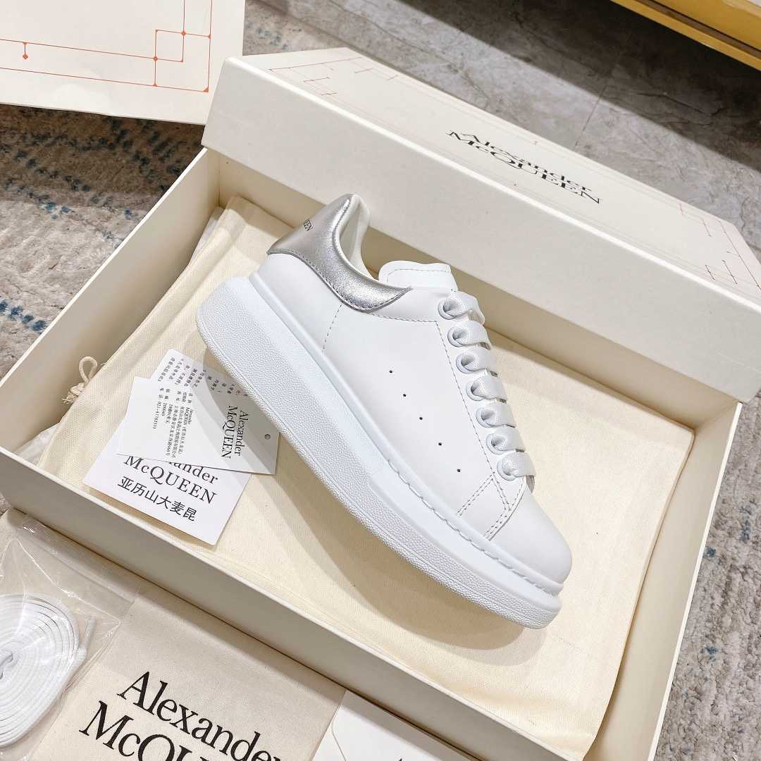 Alexander Mqueen Oversized Sneaker In White - DesignerGu