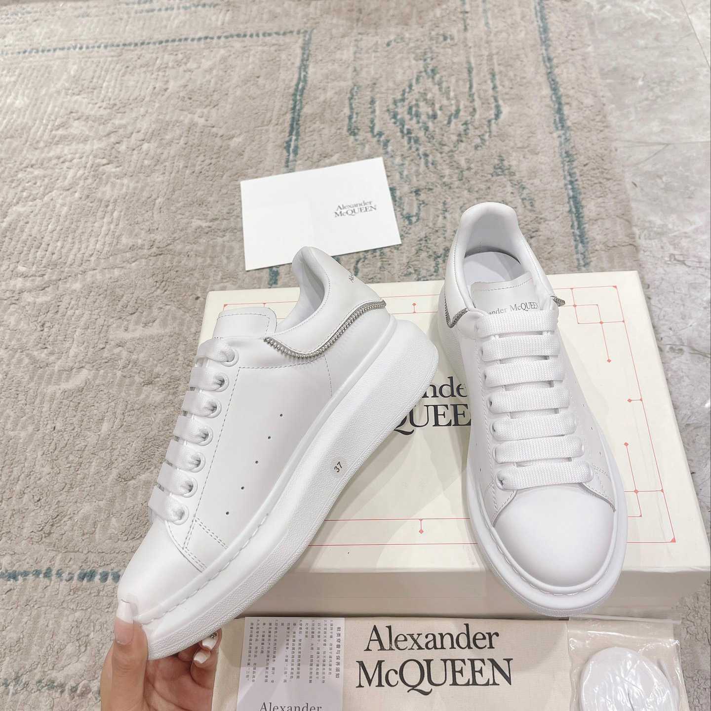 Alexander Mqueen Oversized Sneaker In White - DesignerGu