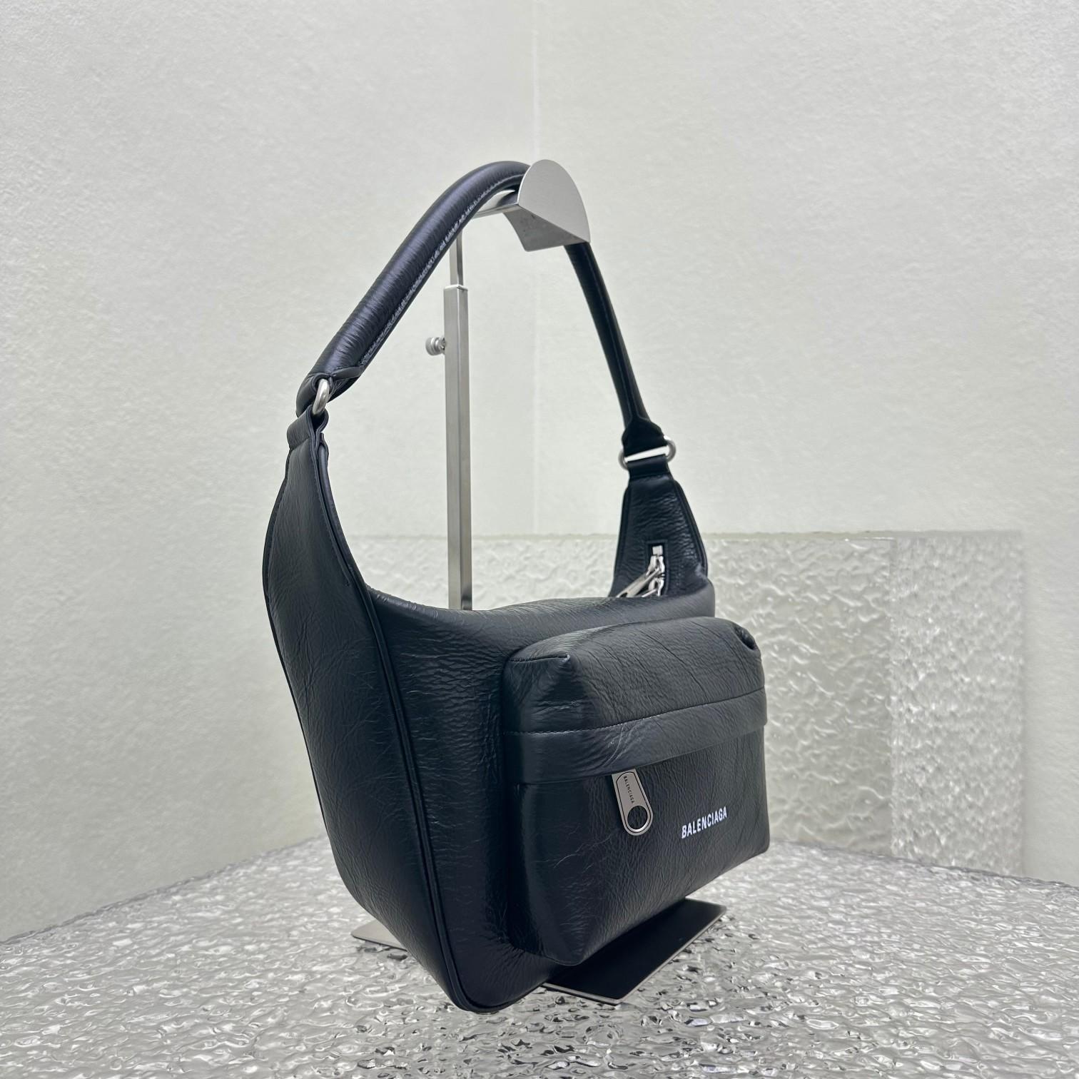 Balenciaga Raver Medium Bag With Handle In Black - DesignerGu