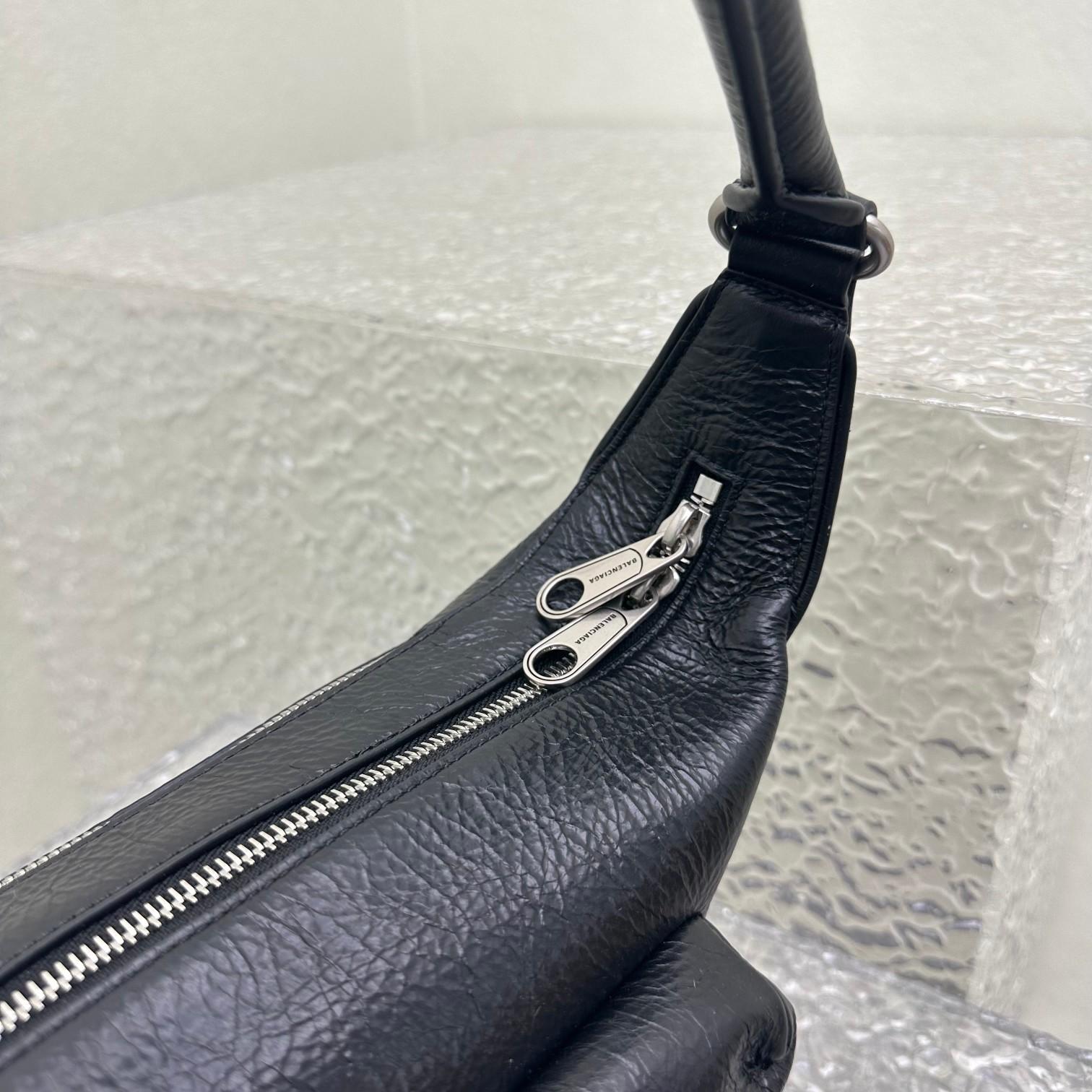 Balenciaga Raver Medium Bag With Handle In Black - DesignerGu