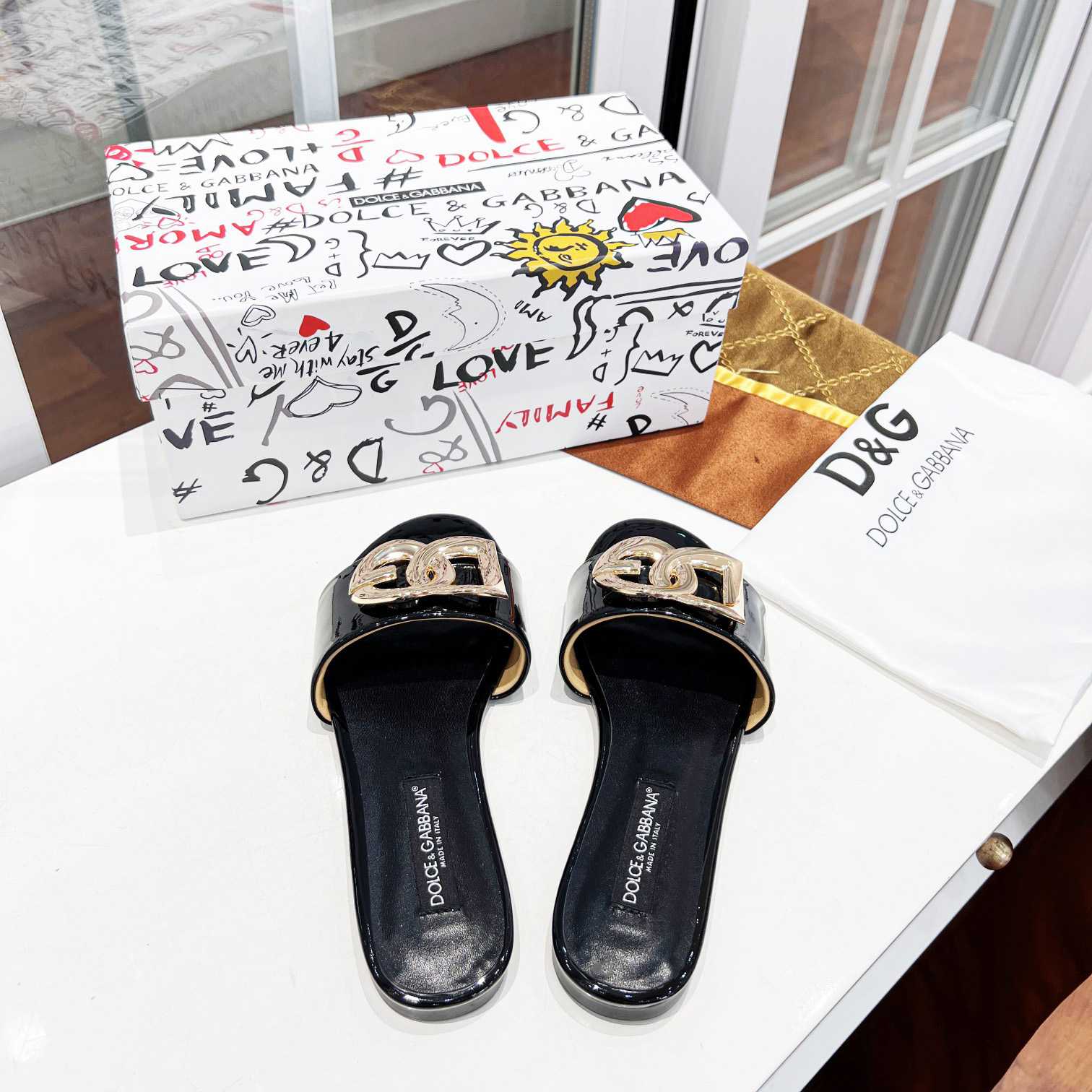 Dolce & Gabbana Polished Calfskin Sliders With DG Logo - DesignerGu