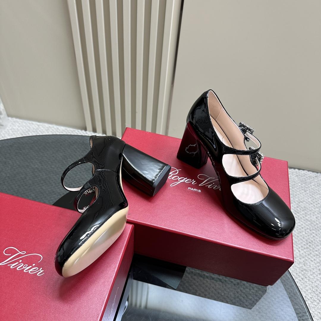 Roger Vivier Trés Vivier Strass Buckle Mini Babies Pumps In Patent Leather - DesignerGu