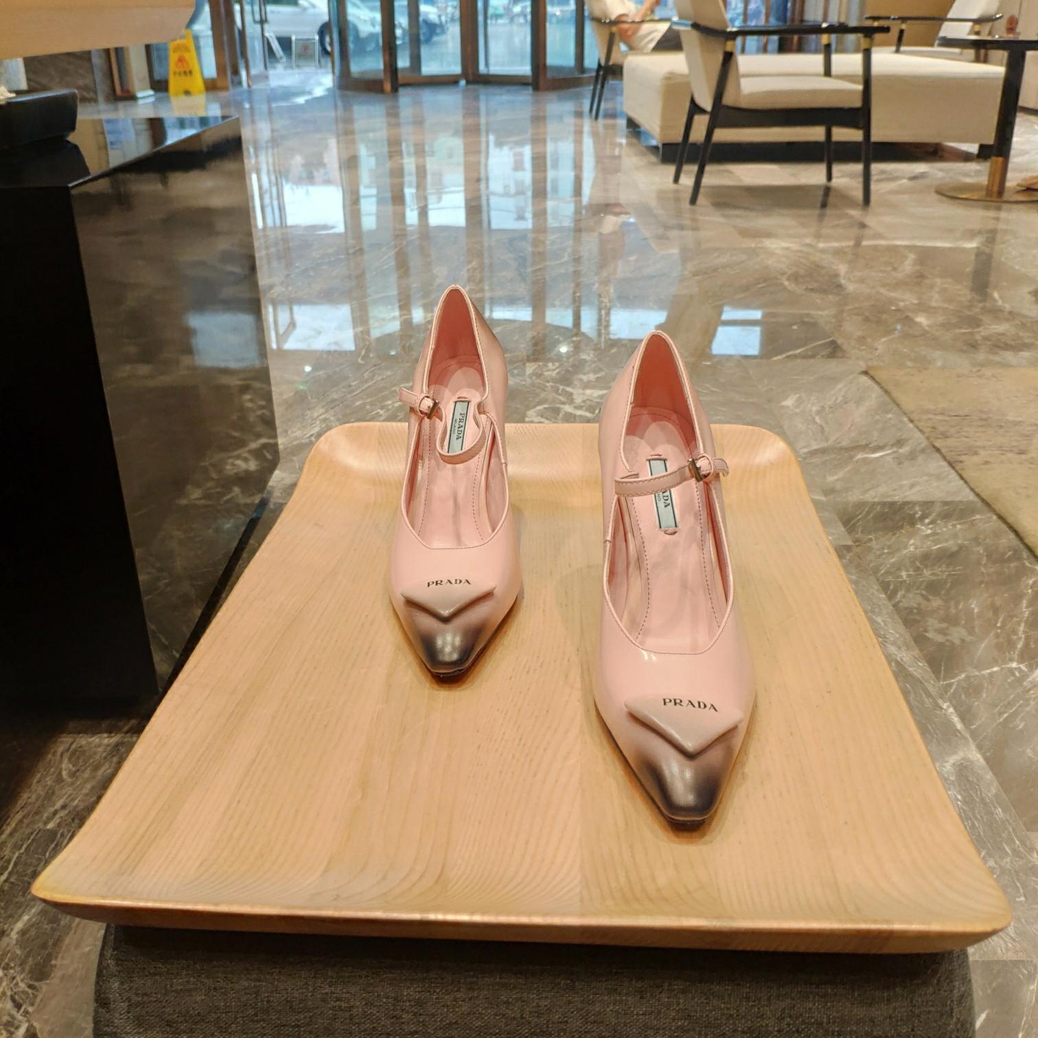 Prada Logo Toe Pumps - DesignerGu