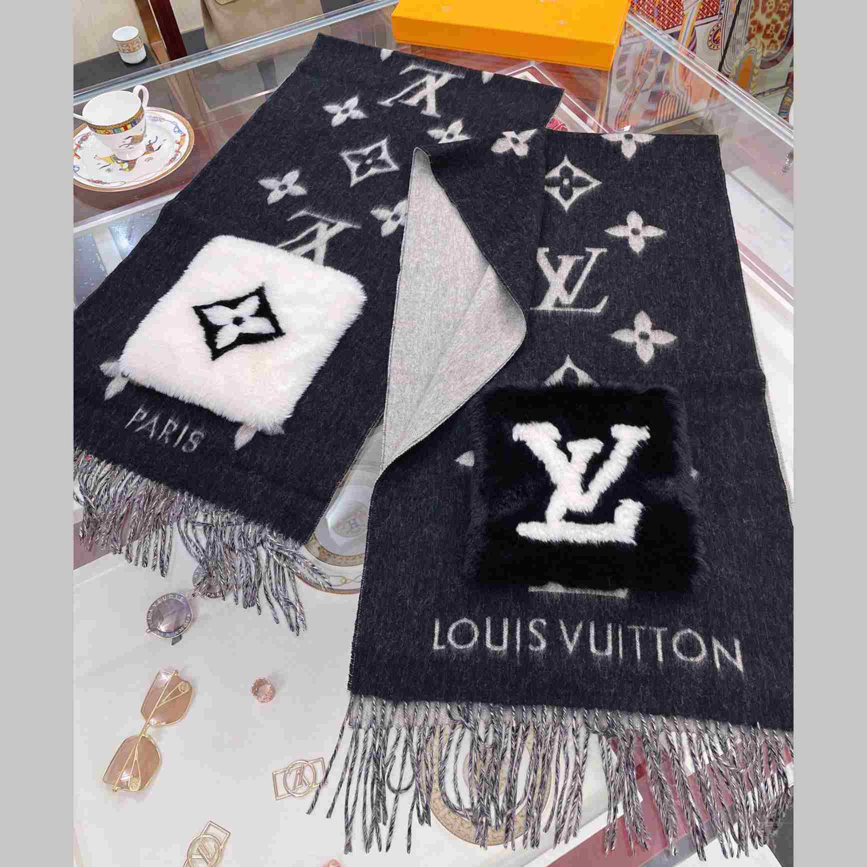 Louis Vuitton Cold Reykjavik Scarf - DesignerGu