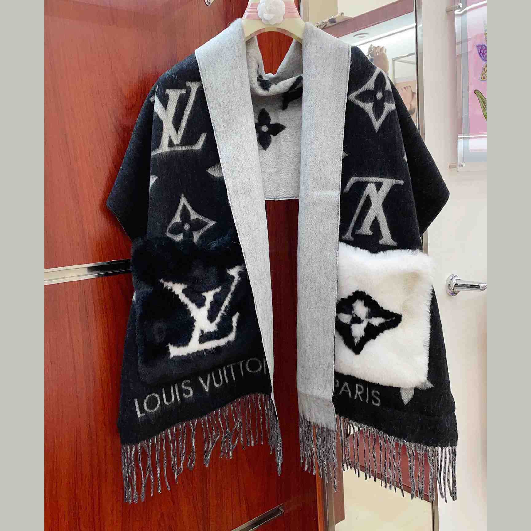 Louis Vuitton Cold Reykjavik Scarf - DesignerGu