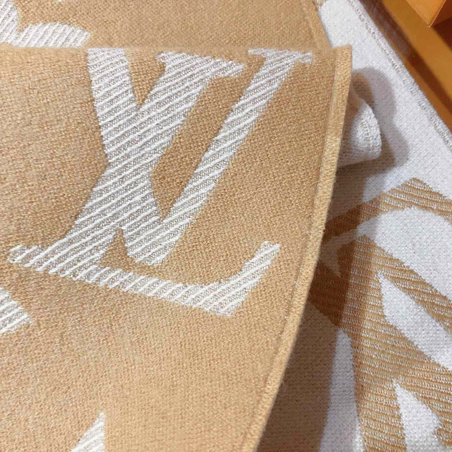 Louis Vuitton LV Essential Scarf - DesignerGu