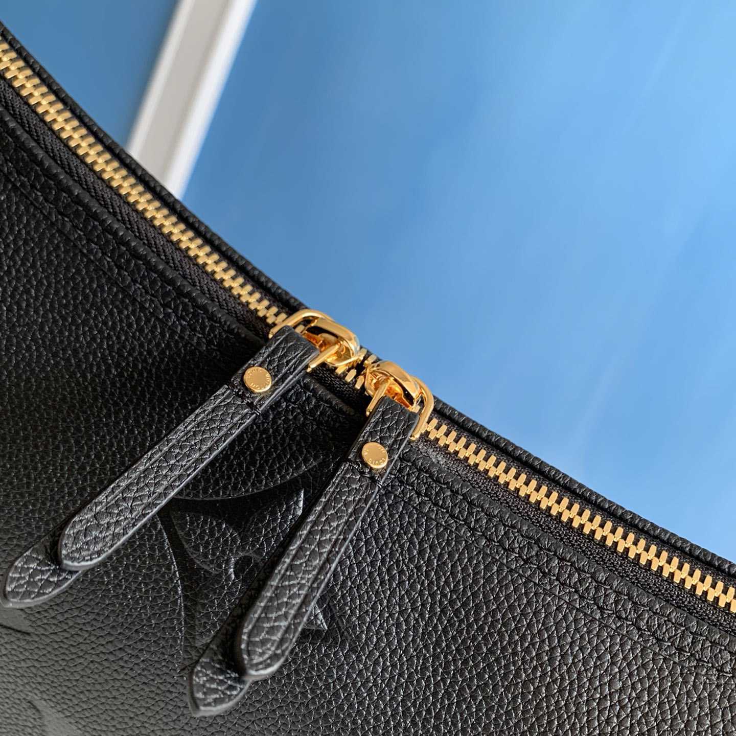 Louis Vuitton Loop Hobo          M46725 - DesignerGu