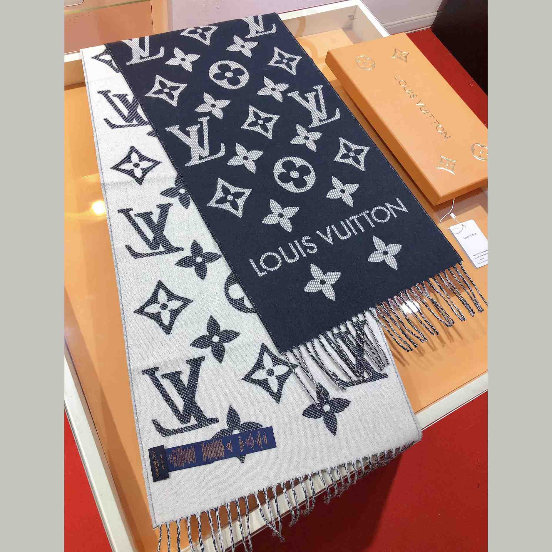 Louis Vuitton LV Essential Scarf - DesignerGu