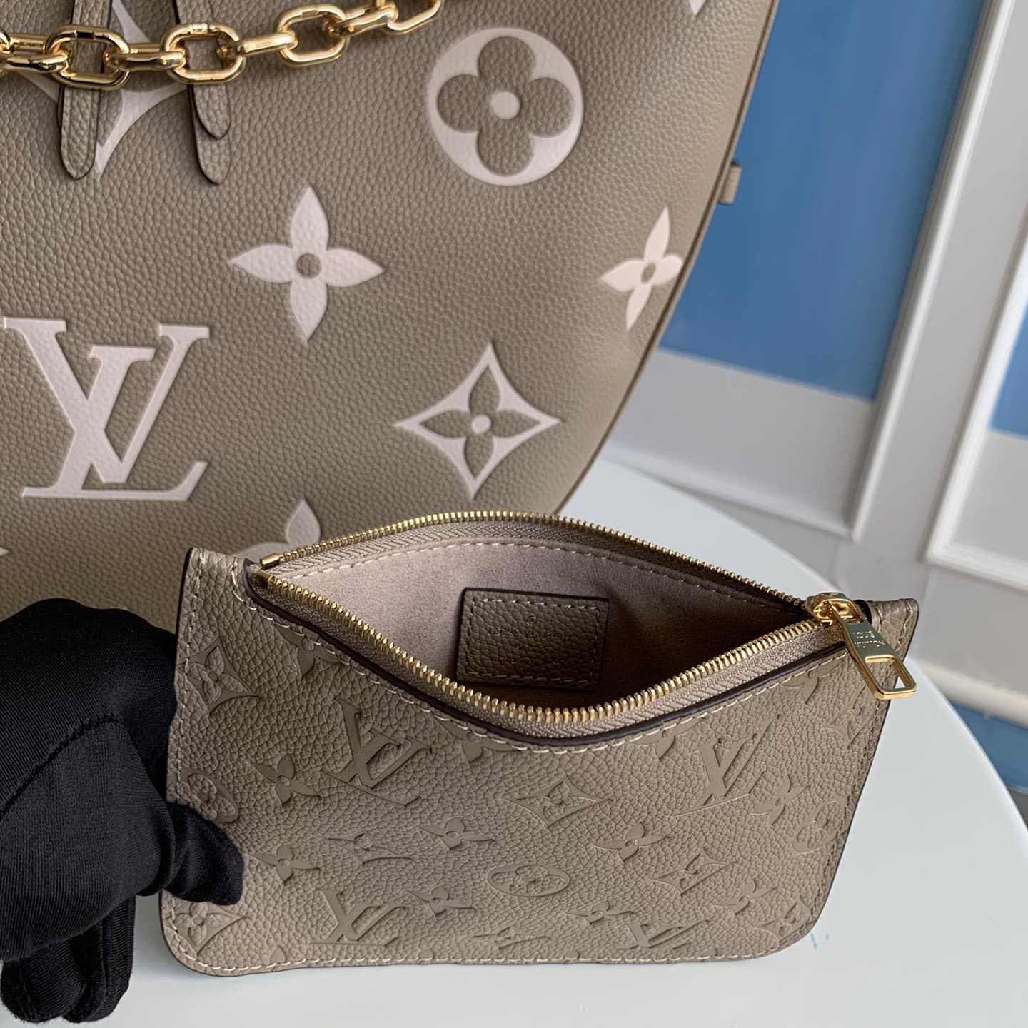 Louis Vuitton Loop Hobo          M46738 - DesignerGu