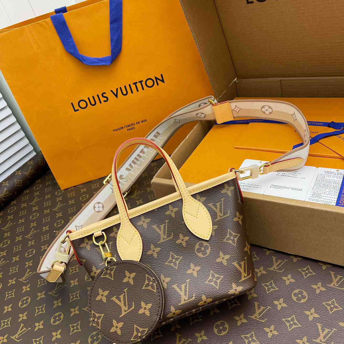 Louis Vuitton Neverfull BB   M46705 - DesignerGu