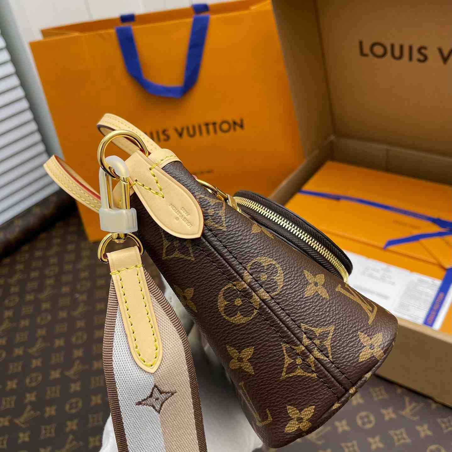 Louis Vuitton Neverfull BB   M46705 - DesignerGu