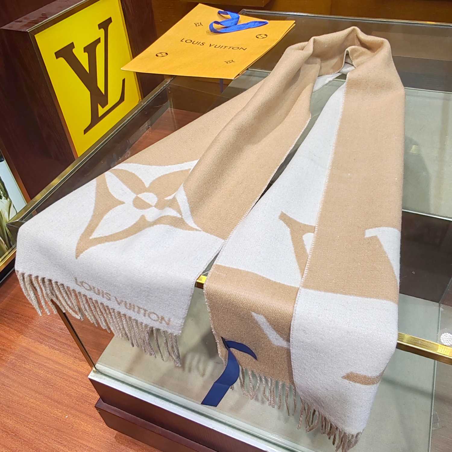 Louis Vuitton Graphic Dual Scarf - DesignerGu