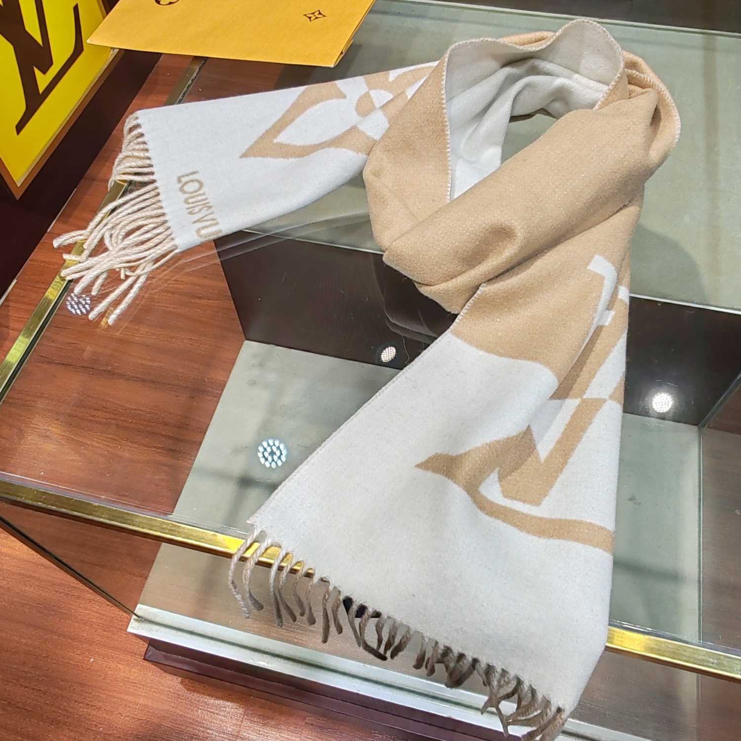 Louis Vuitton Graphic Dual Scarf - DesignerGu