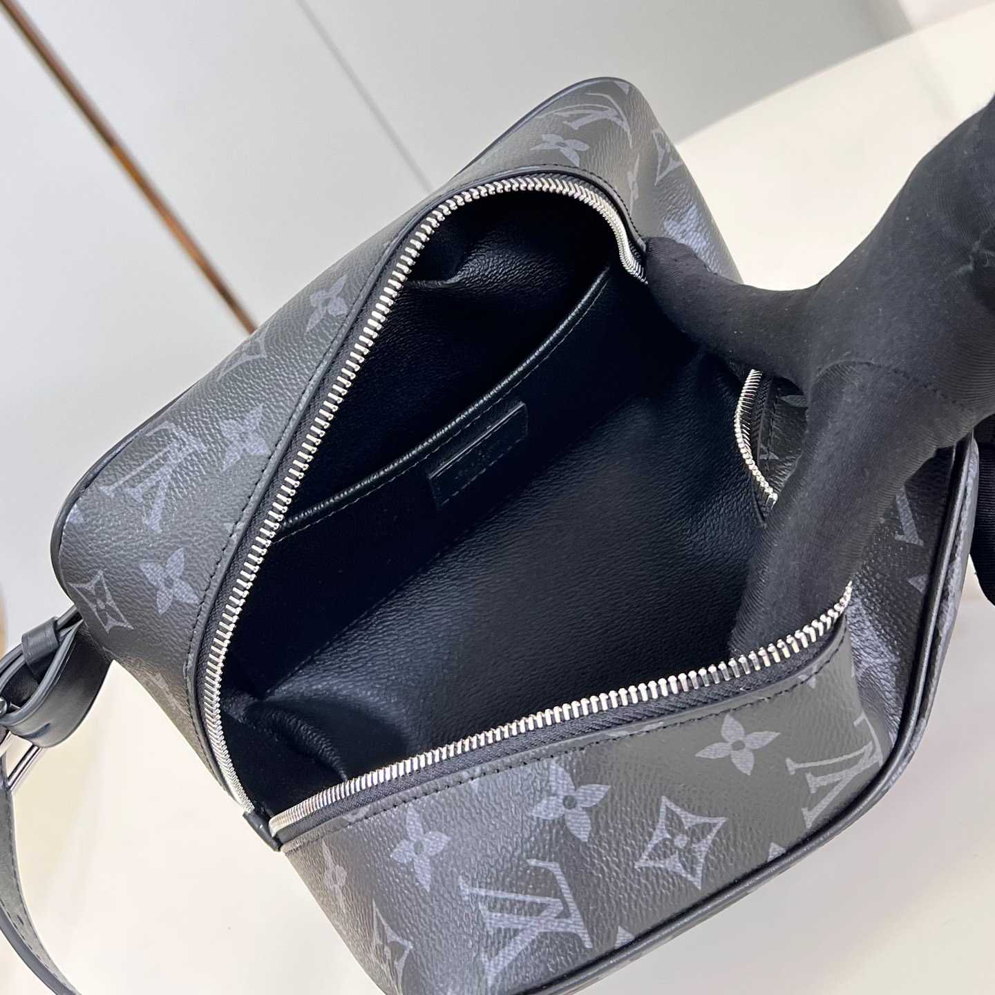 Louis Vuitton Locker Dopp Kit   M83113 - DesignerGu