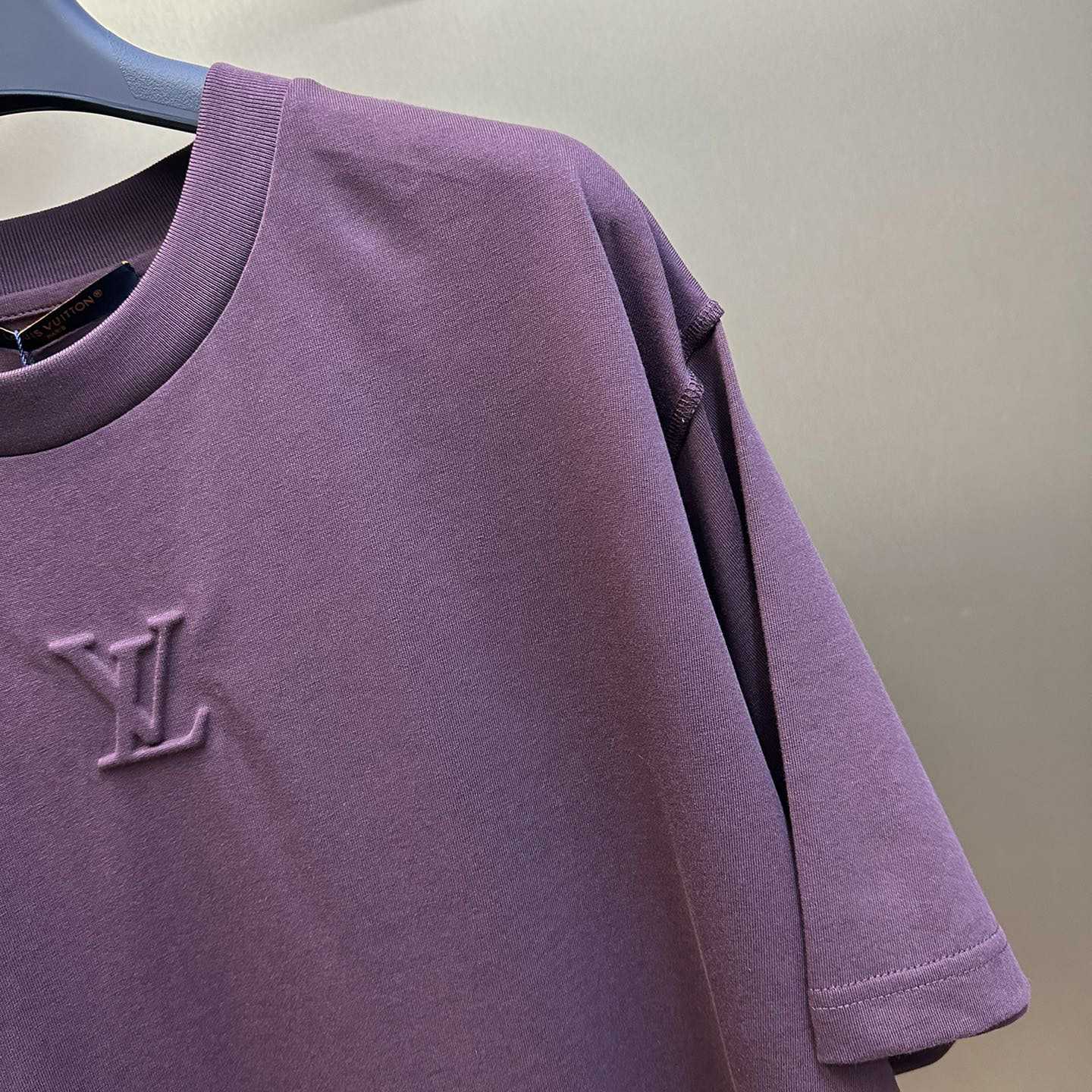 Louis Vuitton Embossed Lv Cotton T-Shirt    1AF682 - DesignerGu