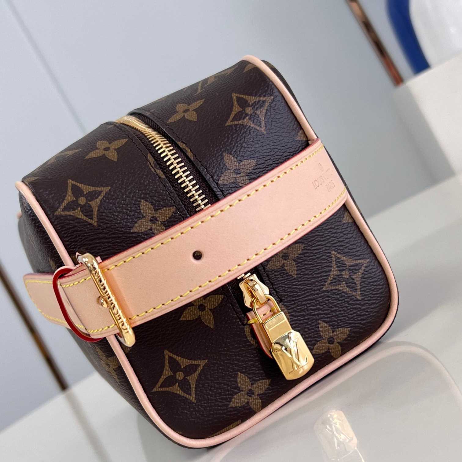 Louis Vuitton Locker Dopp Kit   M83112 - DesignerGu