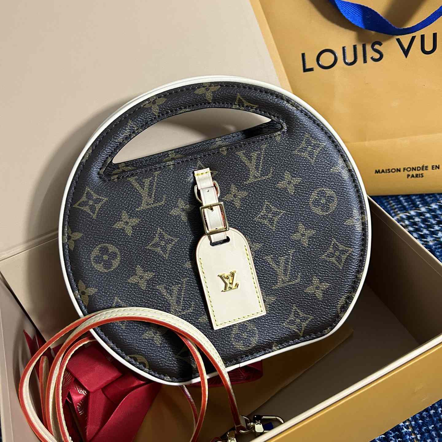 Louis Vuitton Around Me PM    M47117 - DesignerGu