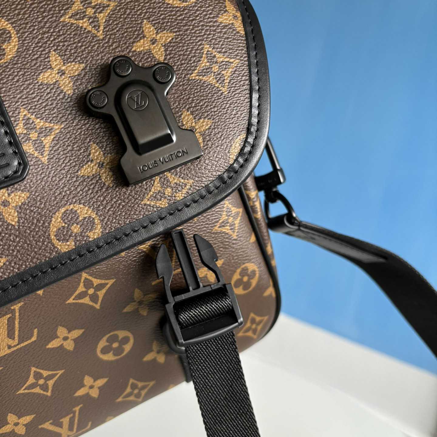 Louis Vuitton LV Trail Messenger          M46972 - DesignerGu