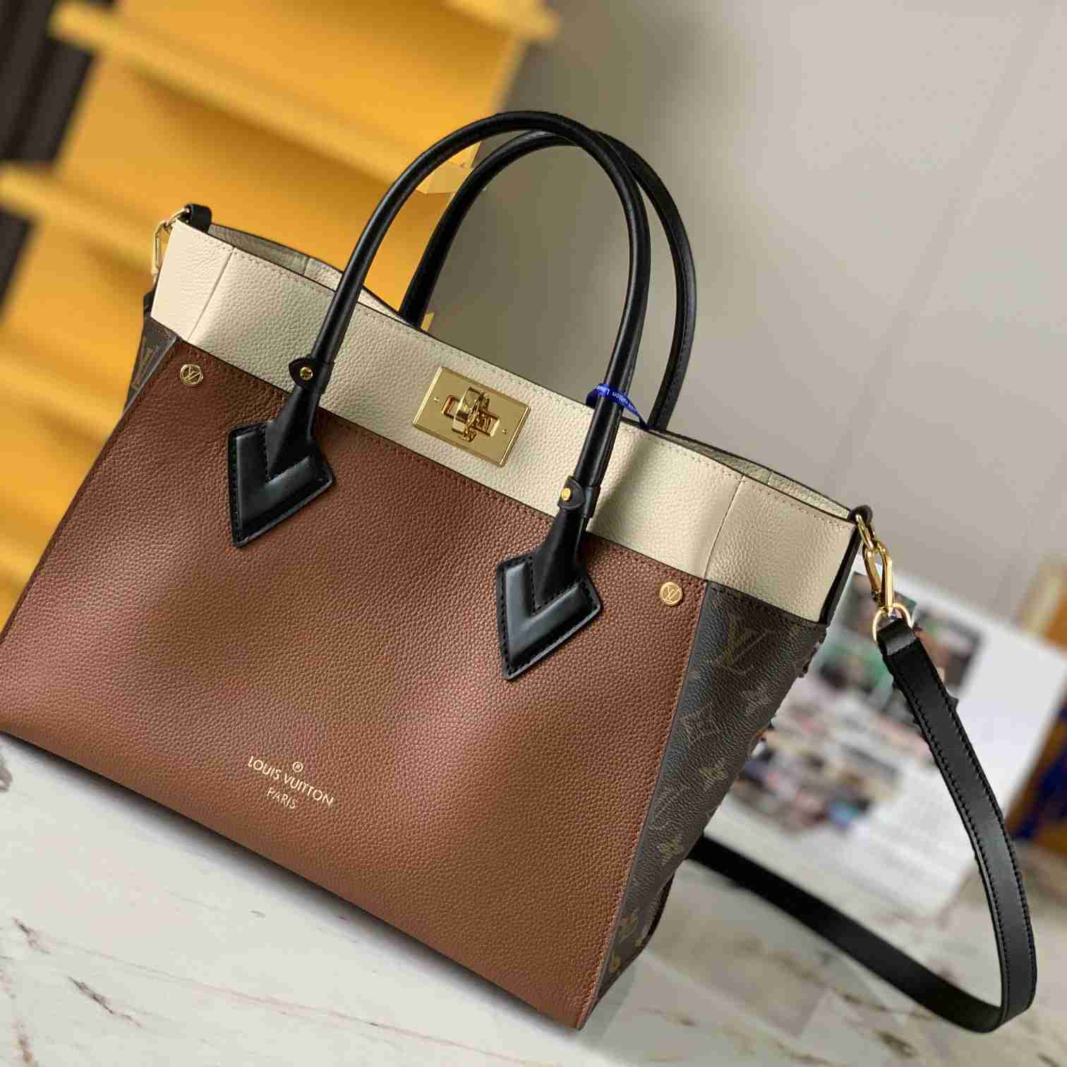 Louis Vuitton On My Side MM Tote Bag (30.5-24.5-14cm)   M59645 - DesignerGu
