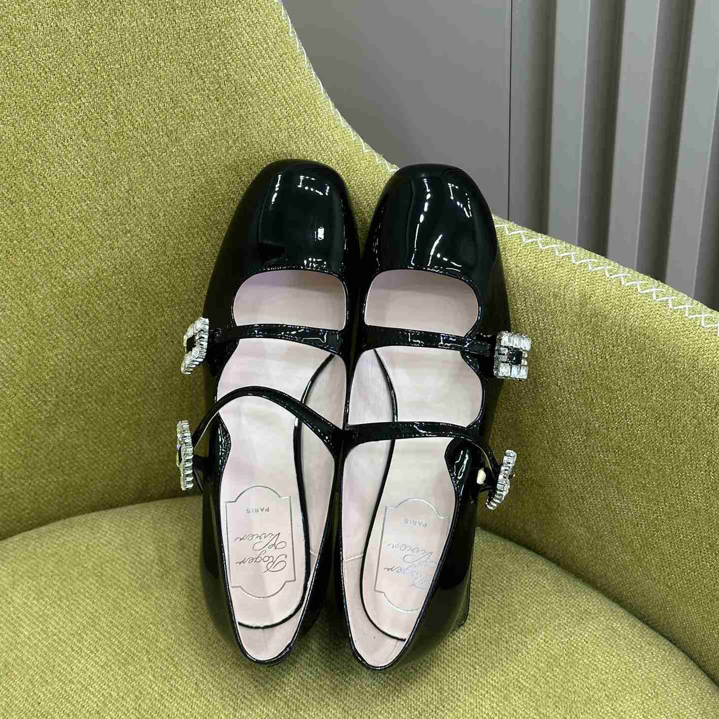 Roger Vivier Trés Vivier Strass Buckle Mini Babies Ballerinas in Patent Leather - DesignerGu