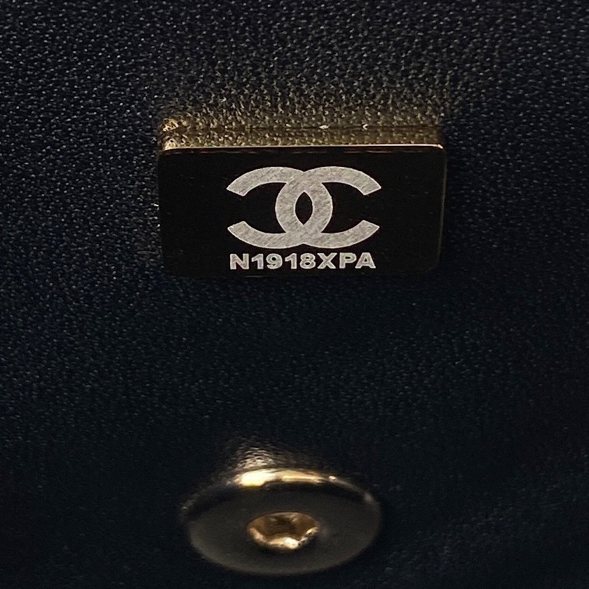 Chanel Flap Lambskin Bag With Top Handle      (20x12x6cm) - DesignerGu