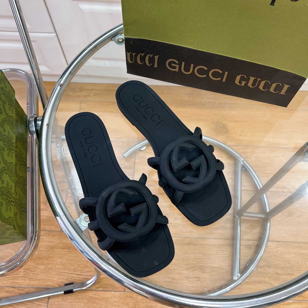 Gucci Women's Interlocking G Slide Sandal - DesignerGu