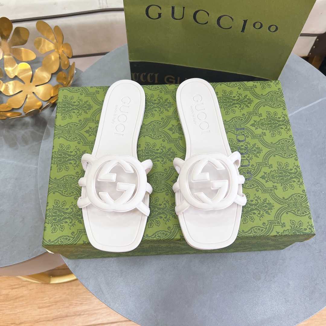 Gucci Women's Interlocking G Slide Sandal - DesignerGu