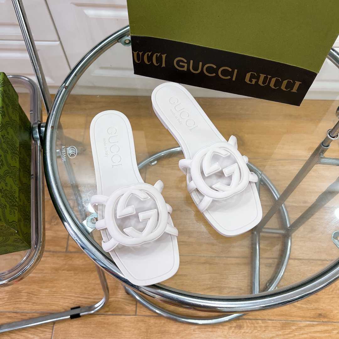 Gucci Women's Interlocking G Slide Sandal - DesignerGu