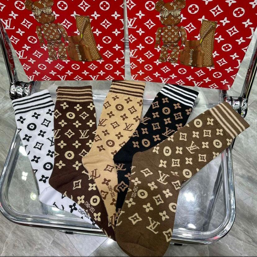 Louis Vuitton Socks/Box - DesignerGu