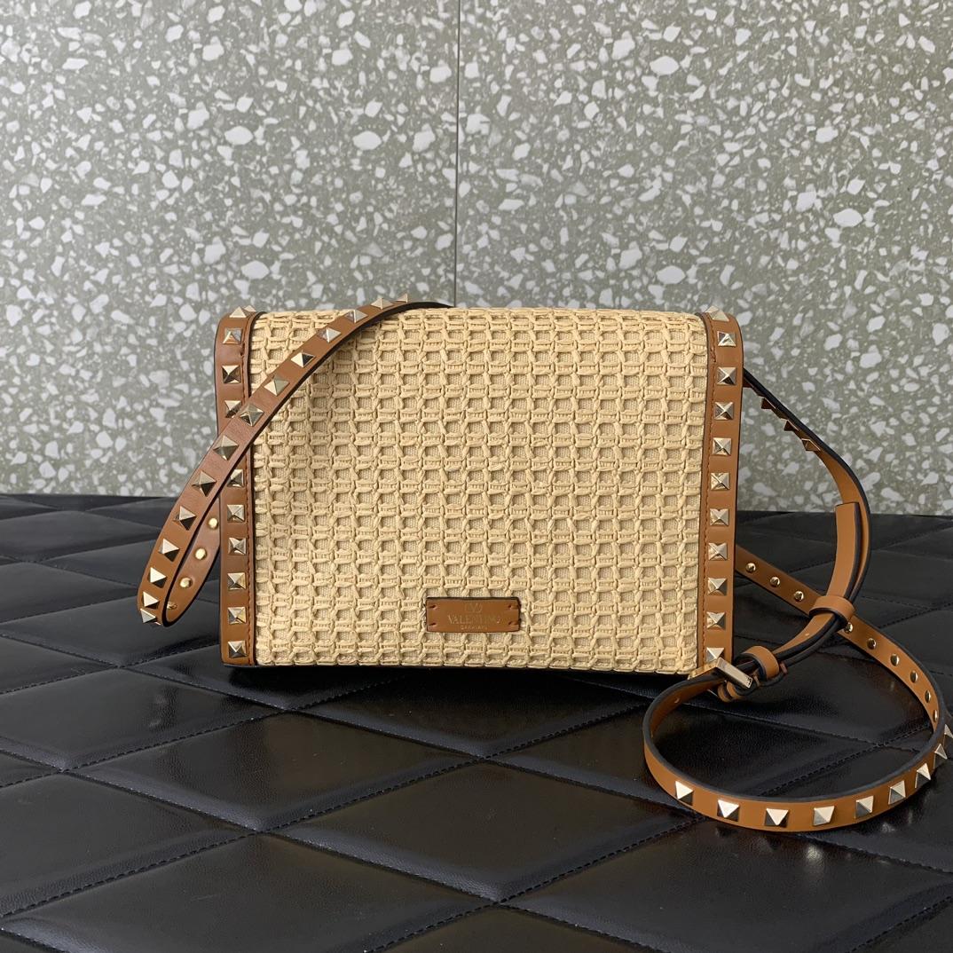 Valenti Small Rockstud Shoulder Bag in Wove Raffia(22.5-15.5-6cm) - DesignerGu