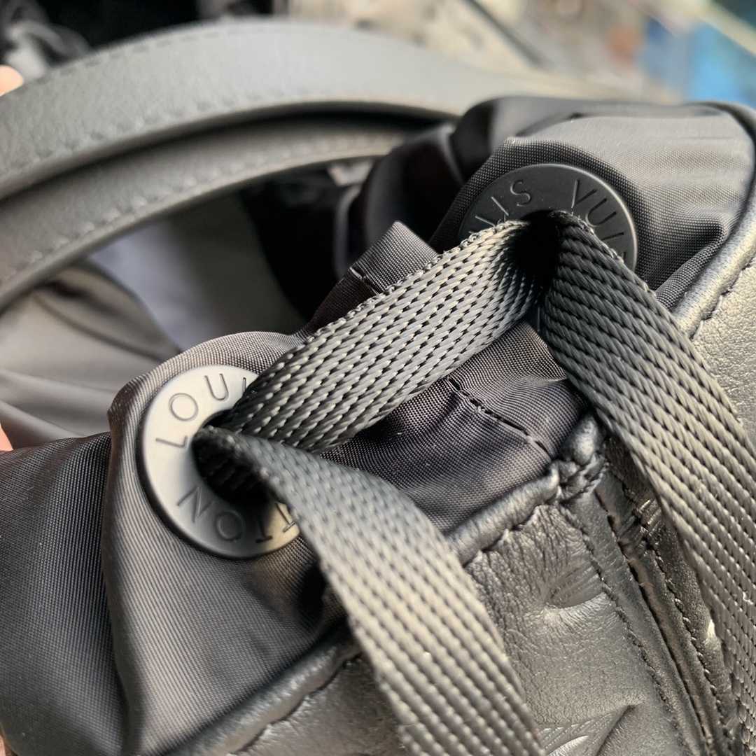 Louis Vuitton Helmet Bag   M46554 - DesignerGu