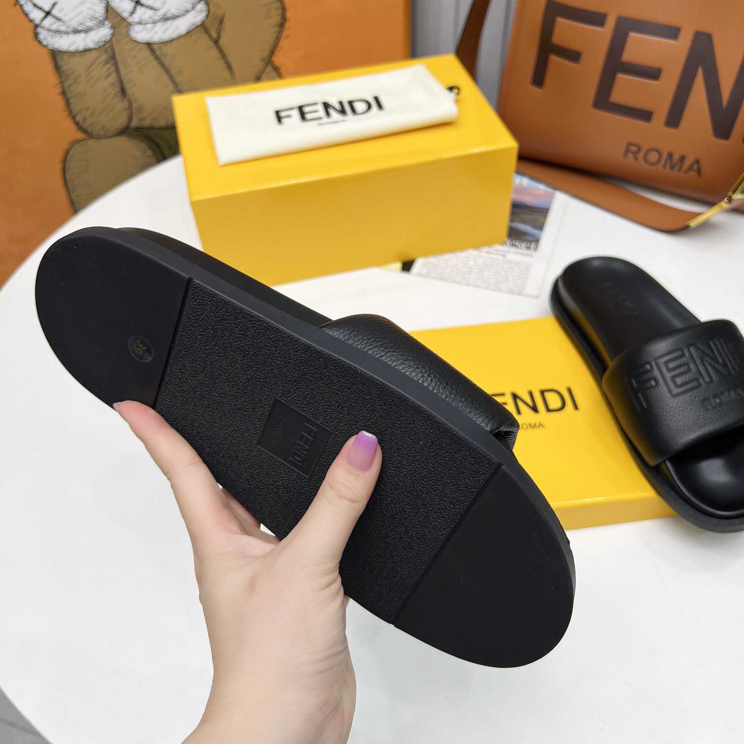 Fendi Roma Slides Black Leather Fussbett - DesignerGu