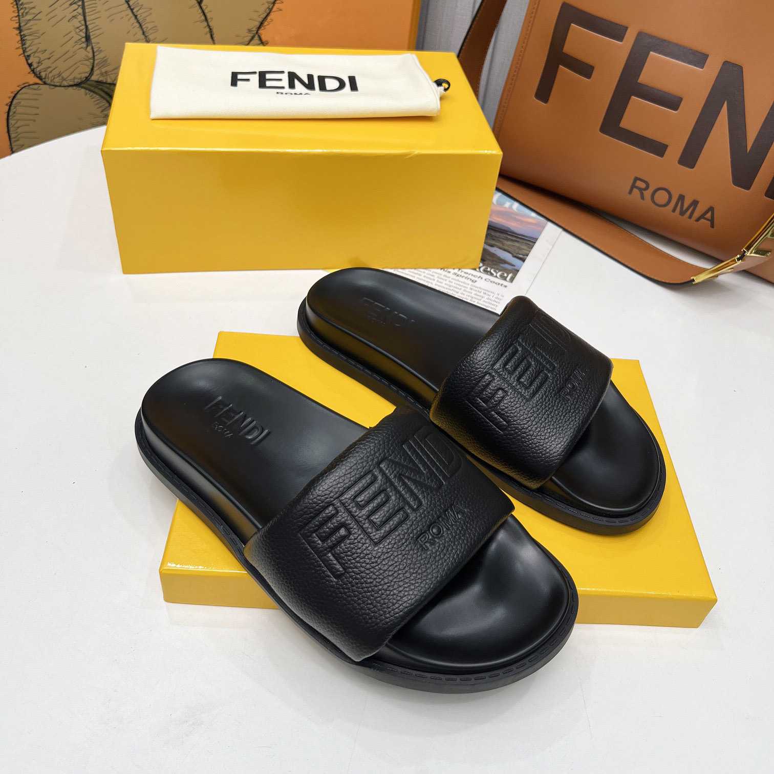 Fendi Roma Slides Black Leather Fussbett - DesignerGu