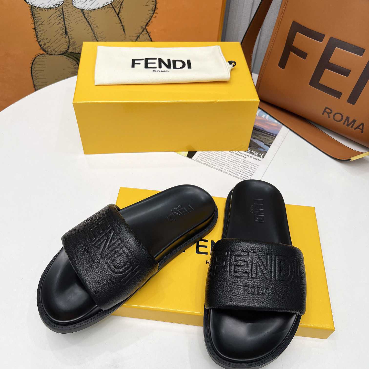 Fendi Roma Slides Black Leather Fussbett - DesignerGu