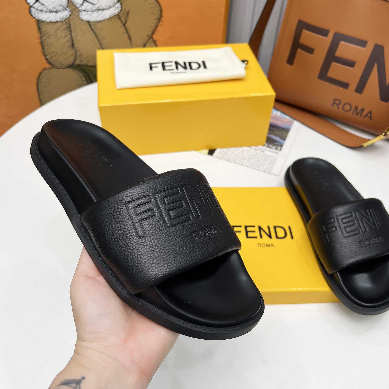 Fendi Roma Slides Black Leather Fussbett - DesignerGu