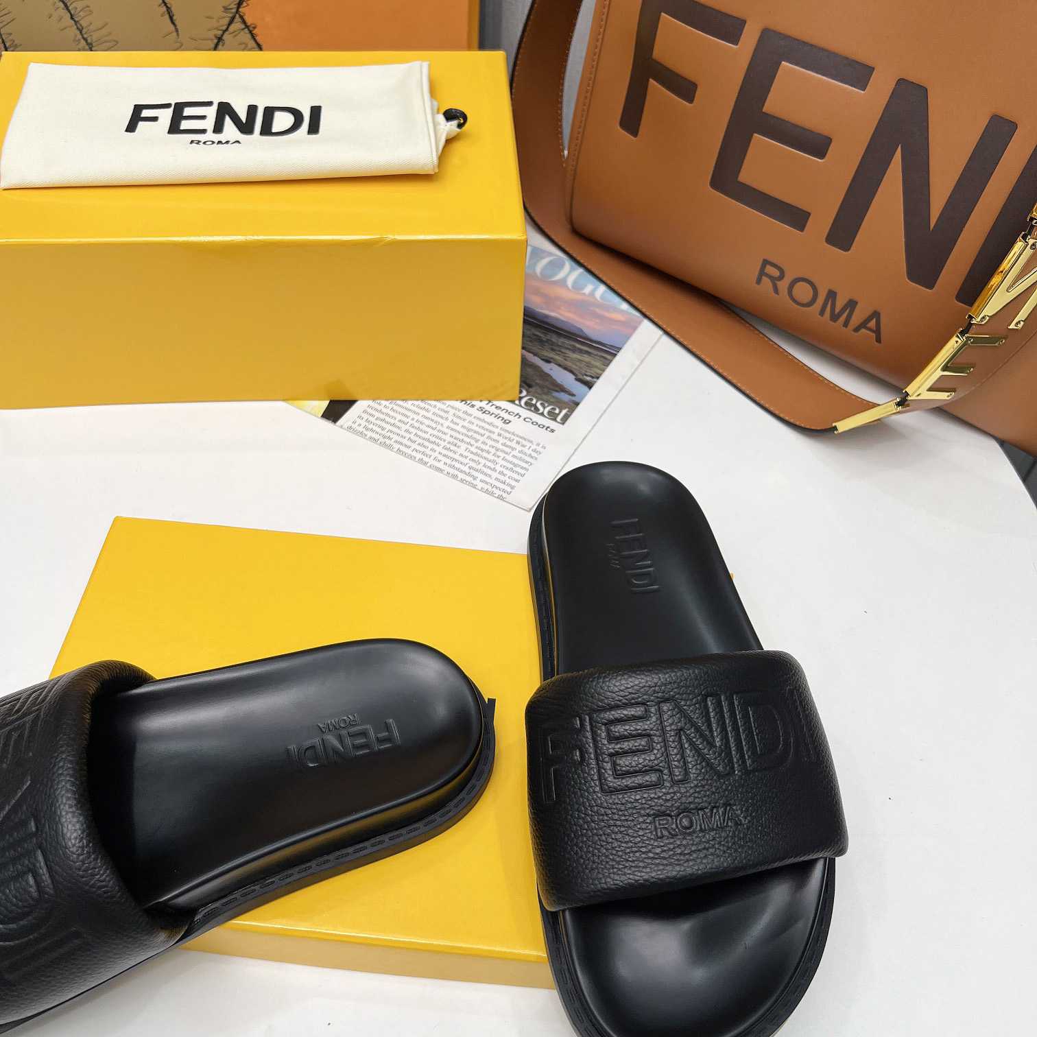 Fendi Roma Slides Black Leather Fussbett - DesignerGu