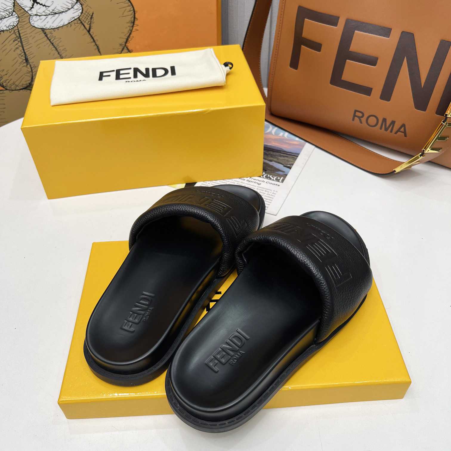 Fendi Roma Slides Black Leather Fussbett - DesignerGu